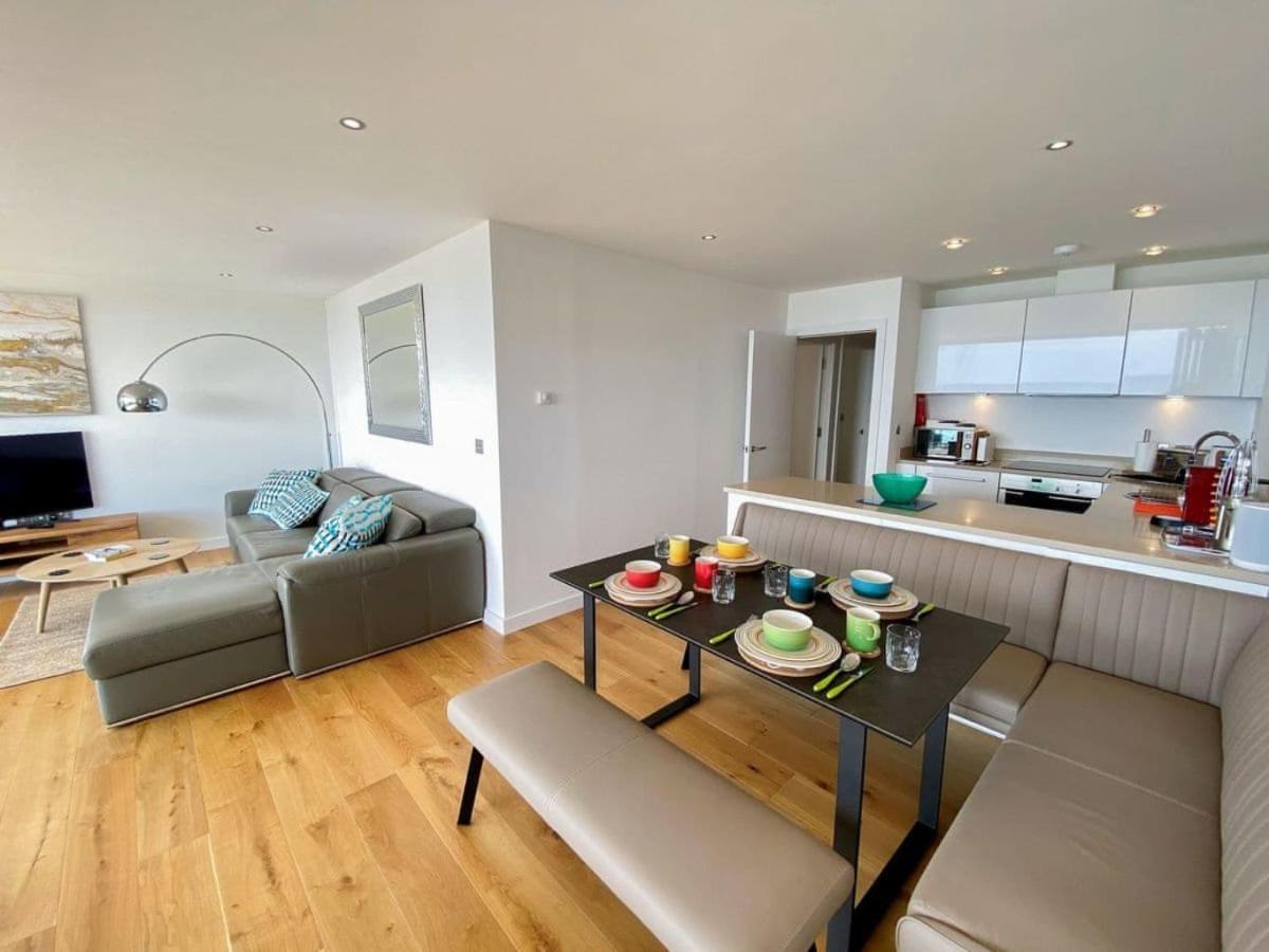 New Quay Sunset Waves Sea View Apartment Featuring Panoramic Views & Parking מראה חיצוני תמונה