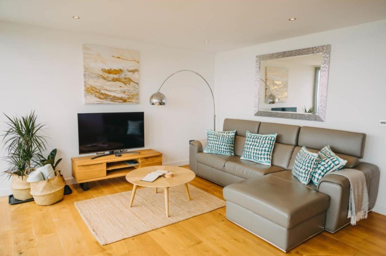 New Quay Sunset Waves Sea View Apartment Featuring Panoramic Views & Parking מראה חיצוני תמונה