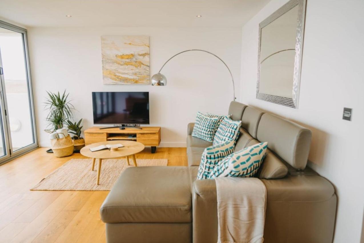 New Quay Sunset Waves Sea View Apartment Featuring Panoramic Views & Parking מראה חיצוני תמונה